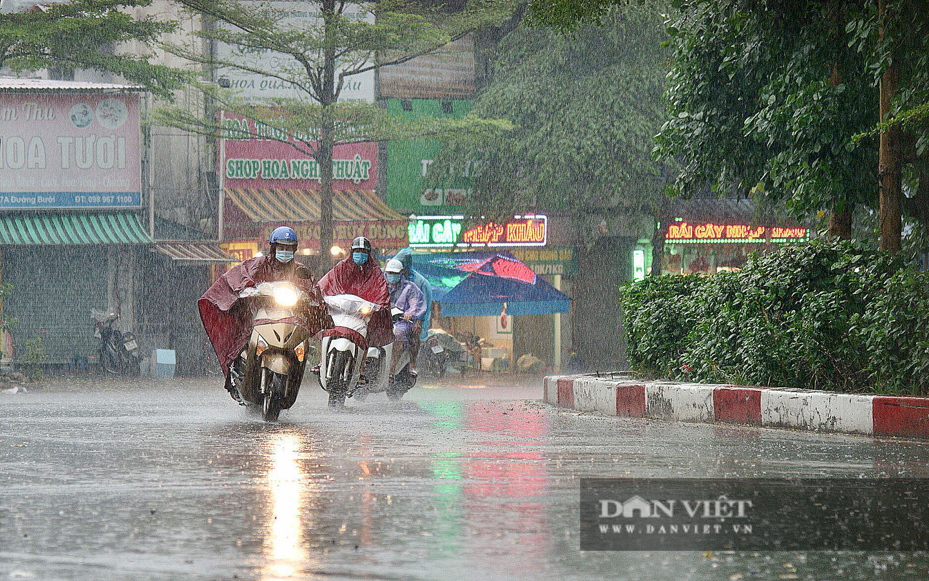 Bầu trời Hà Nội mưa liên tiếp, thời tiết mát mẻ sau nhiều ngày nắng nóng gần 40 độ C - Ảnh 6.