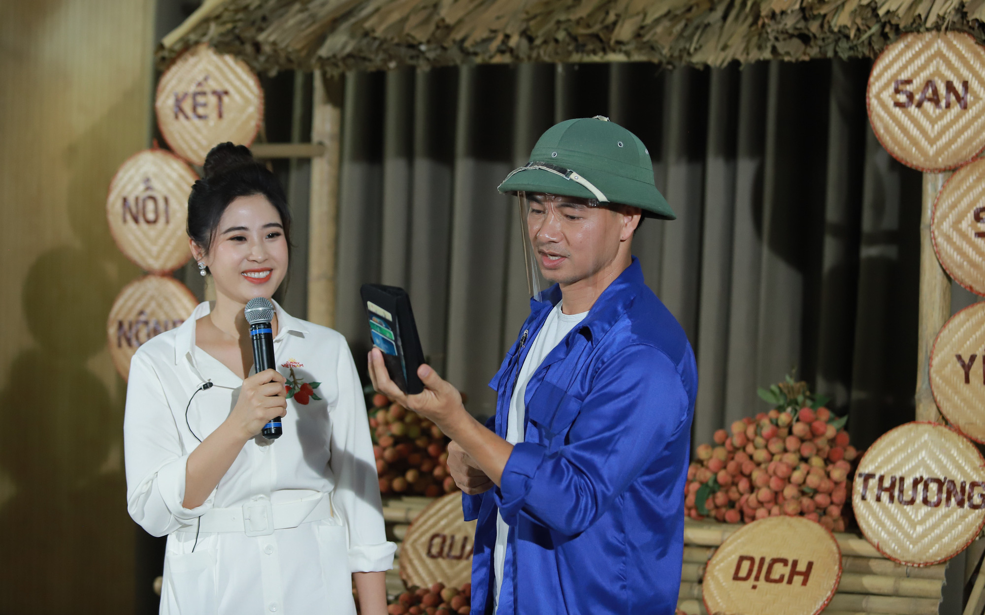 Xuân Bắc đội mũ cối livestream bán vải thiều Lục Ngạn, diễn viên Bảo Thanh lập tức vào chốt đơn 100kg