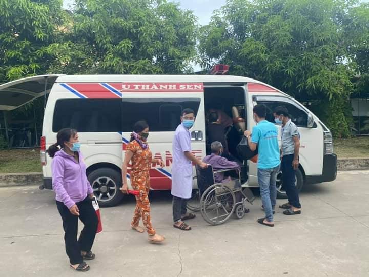 Những chuyến xe miễn phí chở bệnh nhân về quê giữa tâm dịch Covid-19 ở Hà Tĩnh - Ảnh 2.