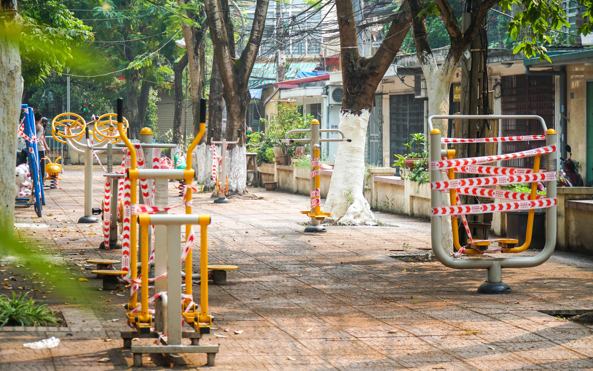 Hà Nội "phong toả" hàng loạt máy tập thể dục ngoài trời để phòng dịch Covid-19