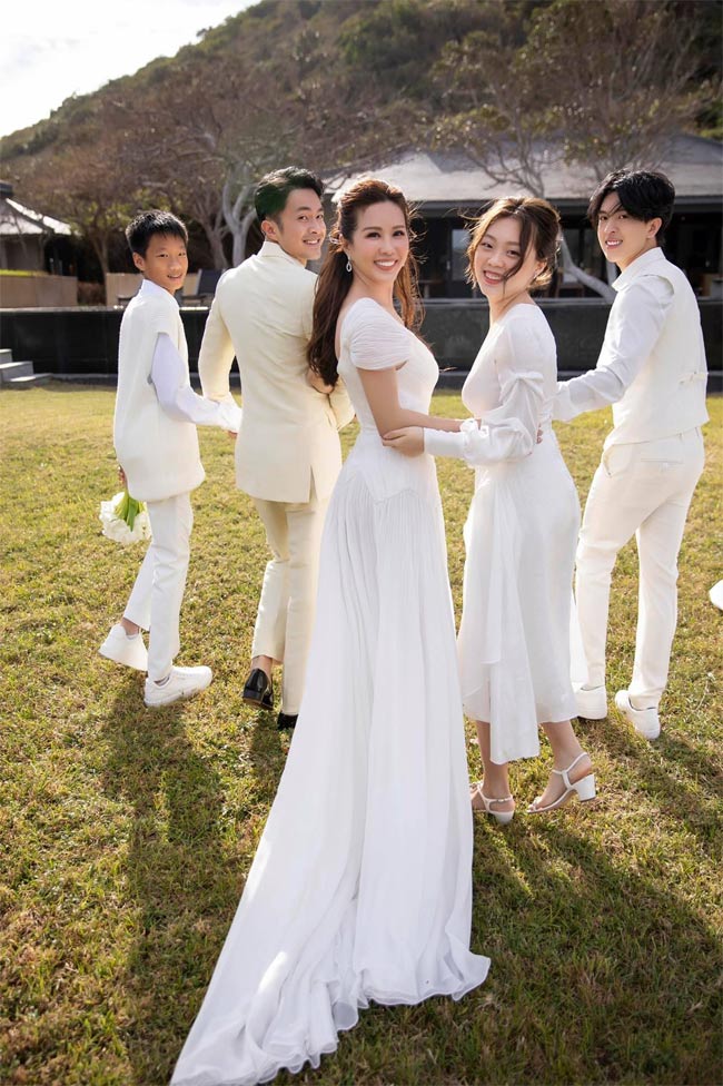 Hoa hậu Thu Hoài hơn chồng trẻ 10 tuổi, tuy nhiên nhan sắc không hề thua kém - Ảnh 4.