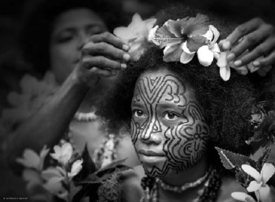 Lạ lùng bộ tộc Motu, thiếu nữ phải làm điều này mới được lấy chồng - Ảnh 2.