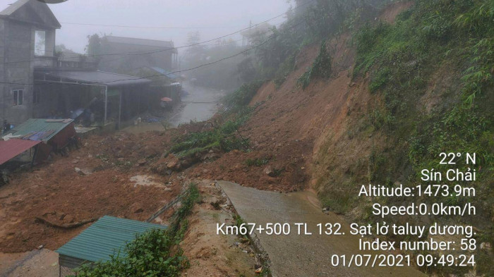Lai Châu: Mưa lớn gây sạt lở trên ĐT132 khiến giao thông ùn tắc - Ảnh 1.