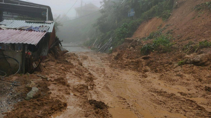 Lai Châu: Mưa lớn gây sạt lở trên ĐT132 khiến giao thông ùn tắc - Ảnh 3.