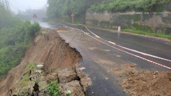 Lai Châu: Mưa lớn gây sạt lở trên ĐT132 khiến giao thông ùn tắc - Ảnh 2.