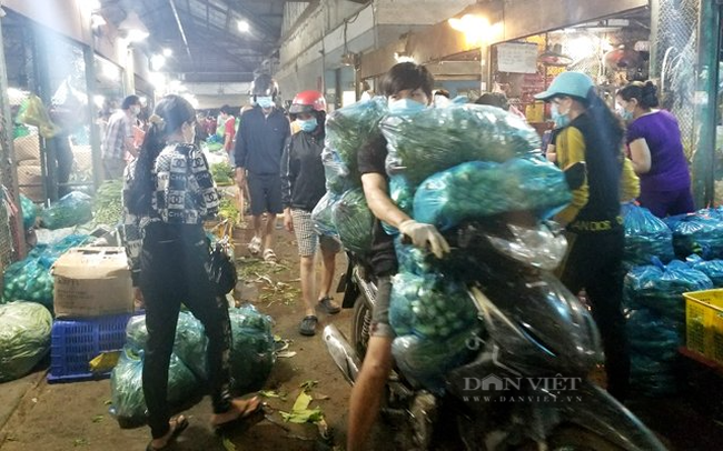 TP.Hồ Chí Minh: 3 chợ đầu mối lớn đóng cửa, nghìn tấn nông sản ùn ùn lên Facebook, Zalo - Ảnh 1.