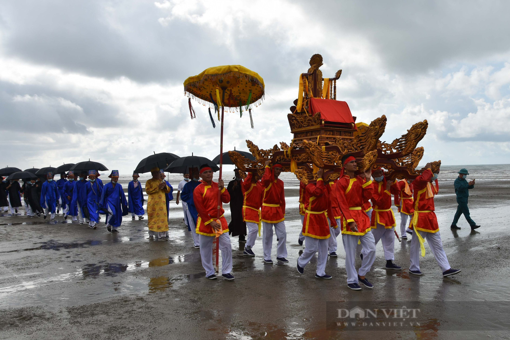 Những chú lợn trở thành "ông Voi" được rước kiệu trong lễ hội đình Trà Cổ - Ảnh 7.