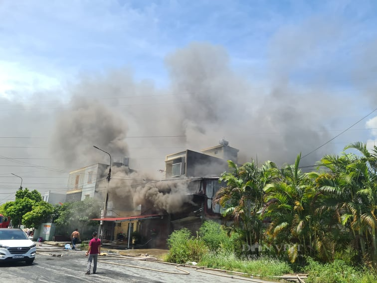 NÓNG: Đang cháy cực lớn ở khu chung cư Hoàng Mai, xã Đồng Thái, Hải Phòng - Ảnh 1.