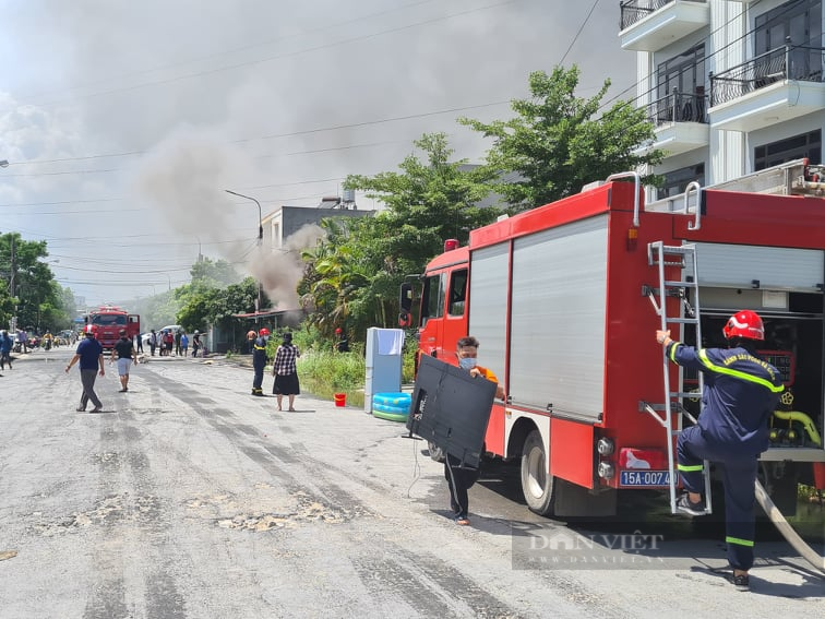 NÓNG: Đang cháy cực lớn ở khu chung cư Hoàng Mai, xã Đồng Thái, Hải Phòng - Ảnh 4.