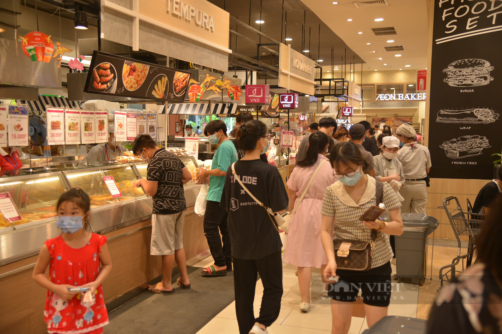 Hà Nội: Trung tâm thương mại, siêu thị vẫn đông nghịt người bất chấp dịch COVID-19 - Ảnh 2.