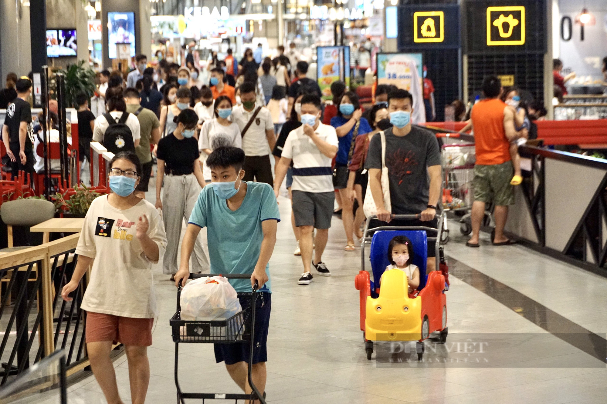 Hà Nội: Trung tâm thương mại, siêu thị vẫn đông nghịt người bất chấp dịch COVID-19 - Ảnh 4.