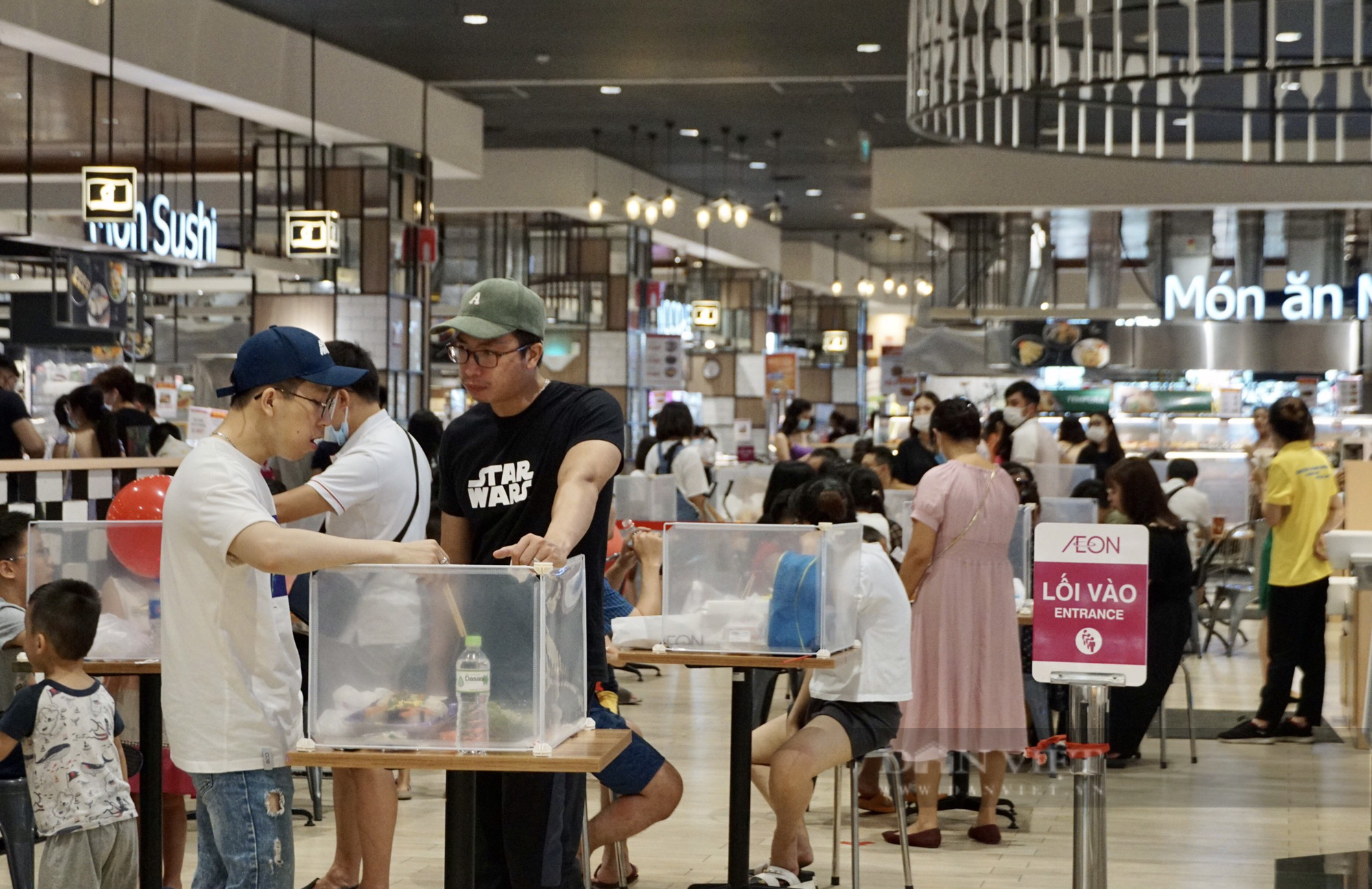 Hà Nội: Trung tâm thương mại, siêu thị vẫn đông nghịt người bất chấp dịch COVID-19 - Ảnh 5.