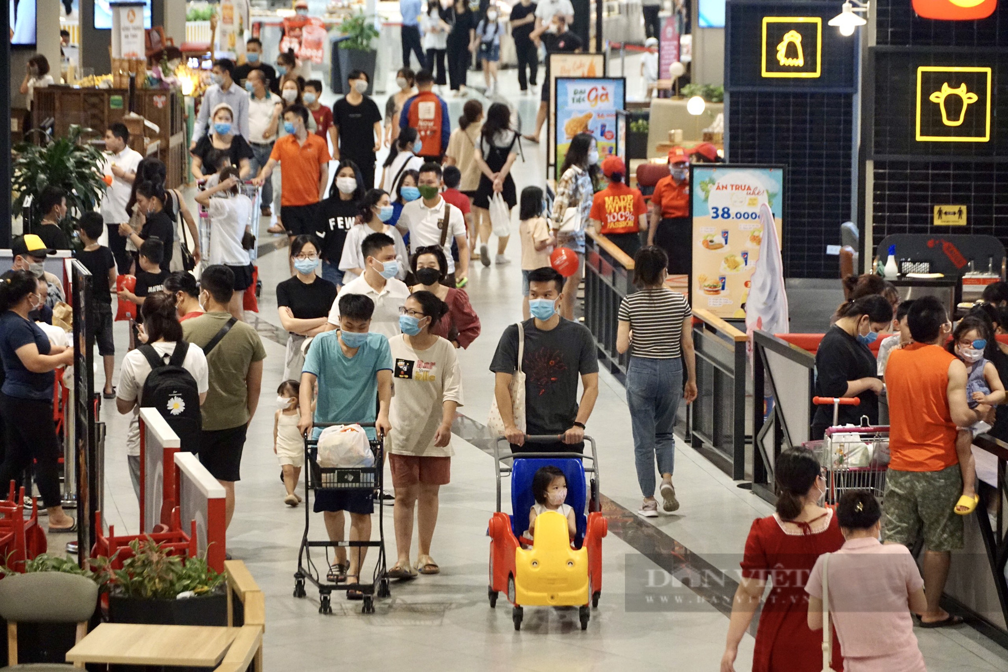 Hà Nội: Trung tâm thương mại, siêu thị vẫn đông nghịt người bất chấp dịch COVID-19 - Ảnh 6.