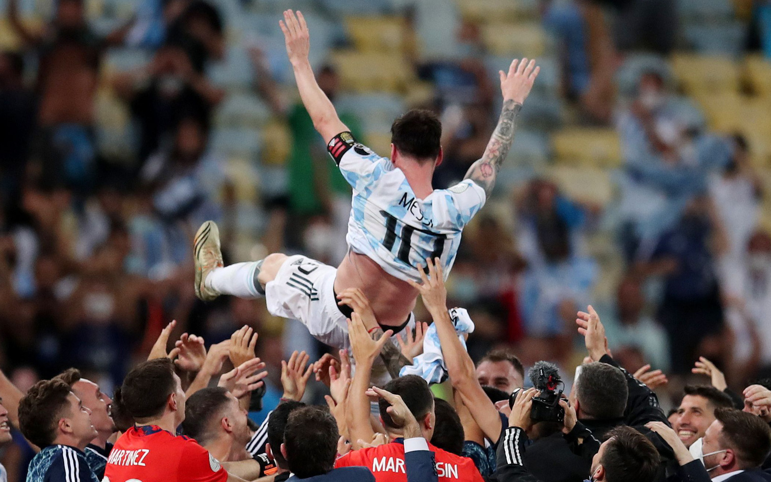 Giải tỏa cơn khát vô địch cùng Argentina, Messi được đồng đội công kênh - Ảnh 7.