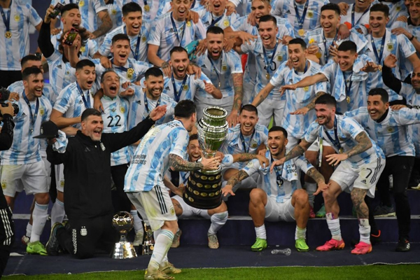 Messi ăn mừng Copa America đầu tiên trong sự nghiệp.