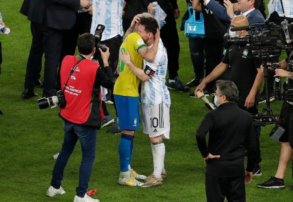 Messi khiến người ta phải khóc