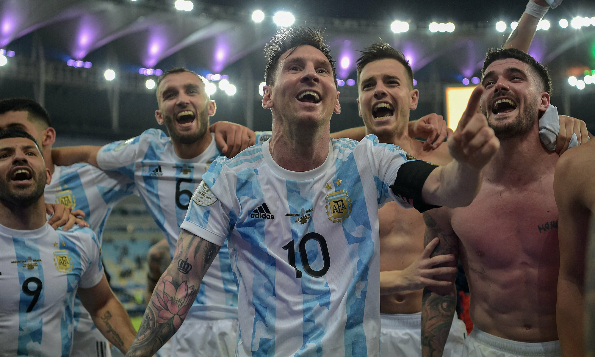 Giải tỏa cơn khát vô địch cùng Argentina, Messi được đồng đội công kênh - Ảnh 8.
