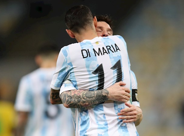 Giải tỏa cơn khát vô địch cùng Argentina, Messi được đồng đội công kênh - Ảnh 6.