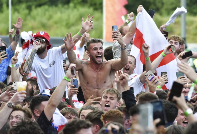 [TRỰC TIẾP] Không khí cực kỳ náo nhiệt ngoài sân Wembley trước thềm trận Chung kết Euro 2020 - Ảnh 5.