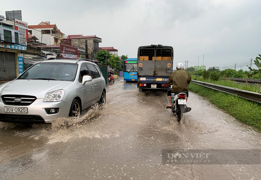 Nguy hiểm rập rình trên cung đường trăm tỷ ì ạch thi công ở ngoại thành Hà Nội - Ảnh 7.