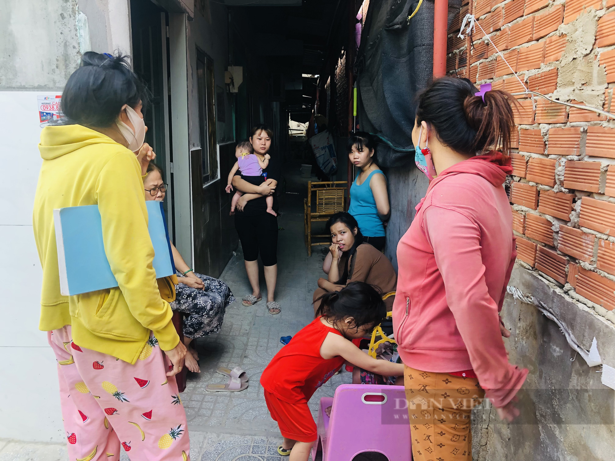 Sài Gòn trong tâm dịch Covid -19 Bài 1: Lao động nghèo sống vất vả trong những khu nhà trọ chật hẹp - Ảnh 1.
