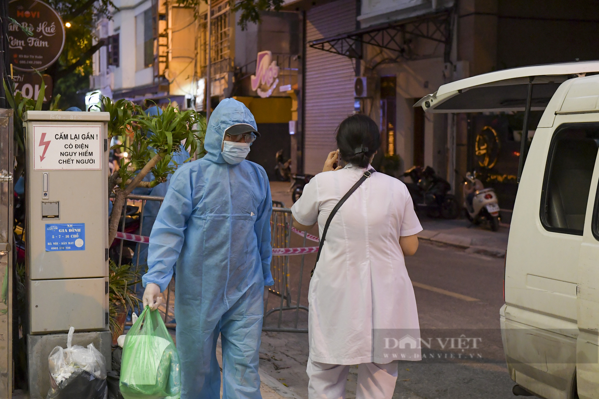 Nóng: Hà Nội đưa người ở khách sạn, quán ăn trên phố Bùi Thị Xuân đi cách ly sau 5 ca dương tính SARS-CoV-2  - Ảnh 2.