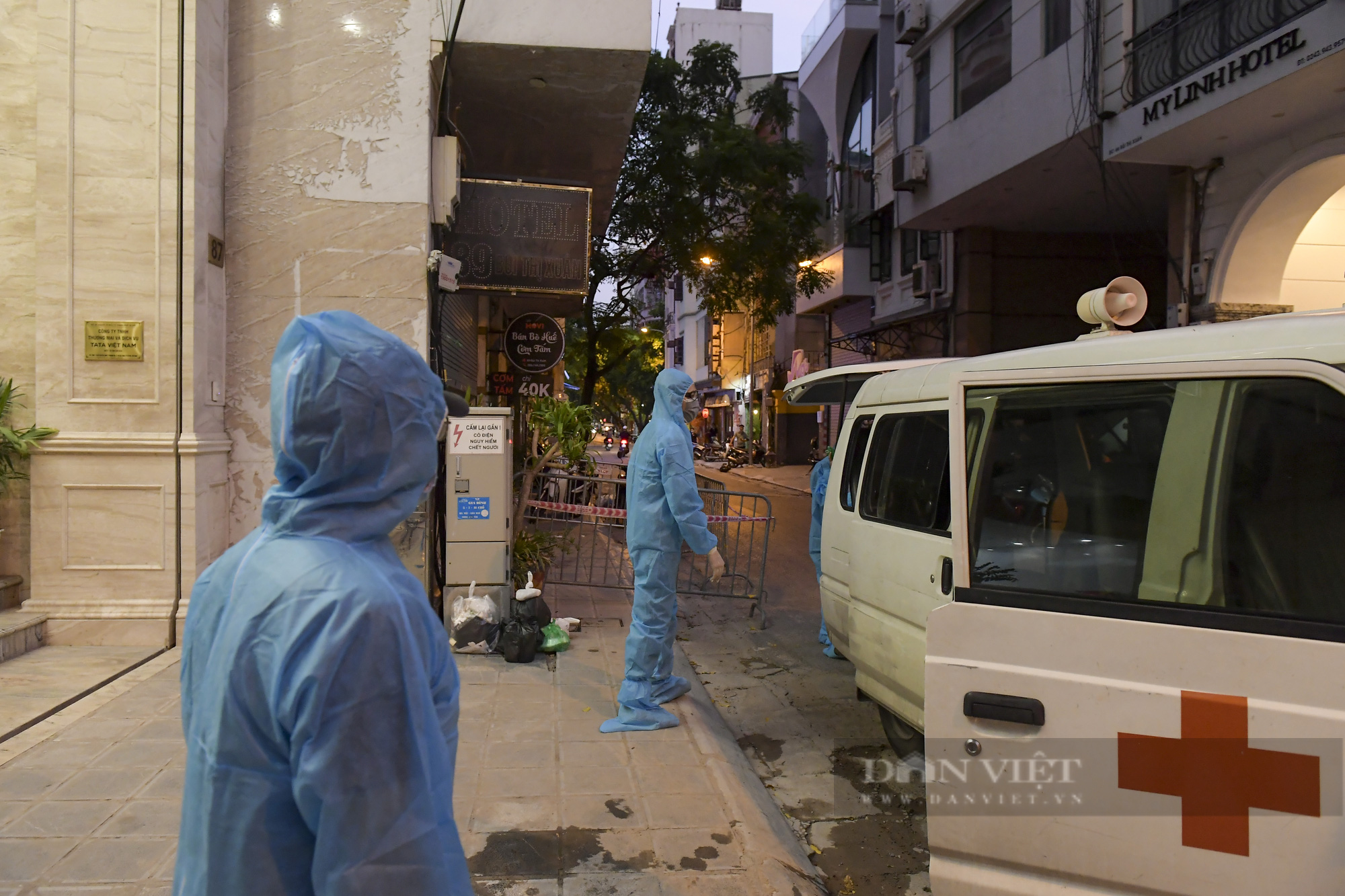 Nóng: Hà Nội đưa người ở khách sạn, quán ăn trên phố Bùi Thị Xuân đi cách ly sau 5 ca dương tính SARS-CoV-2  - Ảnh 3.