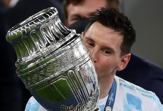 Copa America 2021 là giải đấu bóng đá quy tụ những đội tuyển hàng đầu châu Mỹ. Và Messi là một trong những cầu thủ nổi tiếng nhất giành được nhiều danh hiệu quan trọng cho đội tuyển Argentina. Hãy cùng quan sát những bàn thắng đẹp và sự cứng cựa của Messi trong các trận đấu của Copa America.