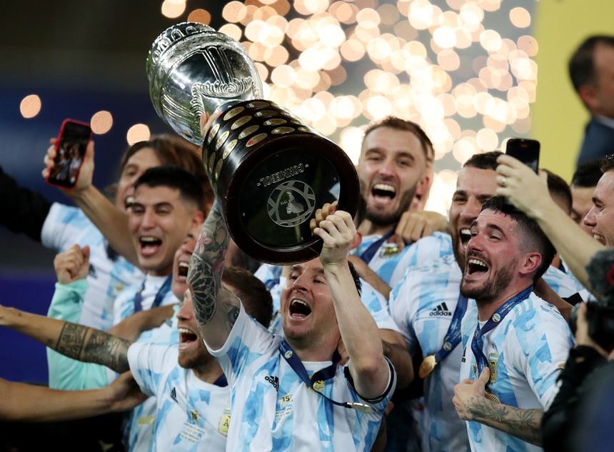 Mời bạn cùng chiêm ngưỡng những khoảnh khắc đỉnh cao của đội tuyển Argentina cùng ngôi sao bóng đá Messi trong lễ nâng cúp của giải đấu hấp dẫn này.