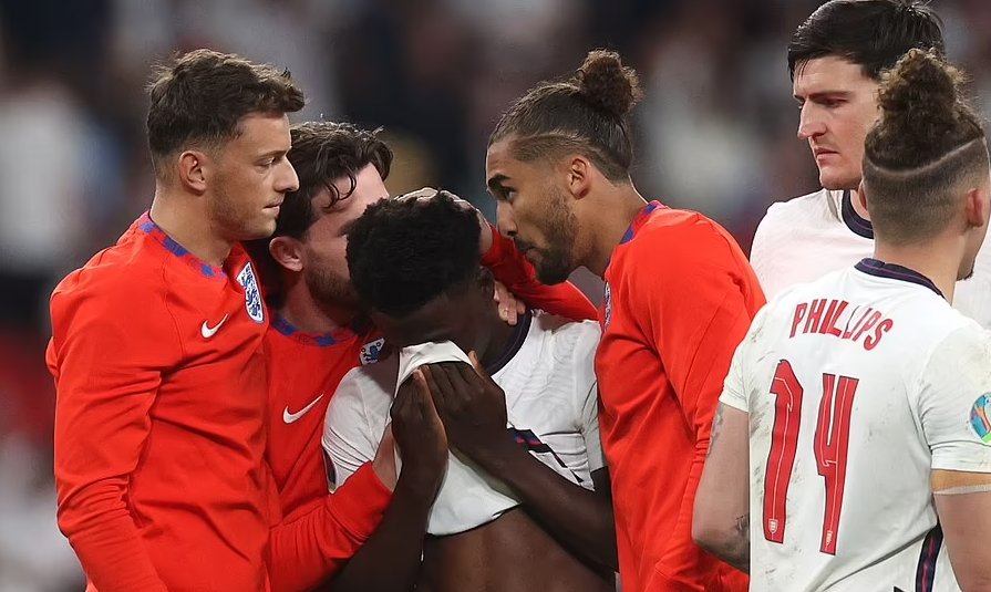 CHÙM ẢNH: Người Anh suy sụp khi hụt ngôi vô địch EURO 2020 - Ảnh 2.