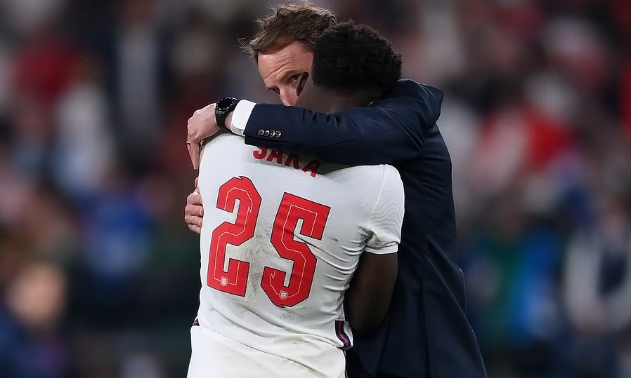 CHÙM ẢNH: Người Anh suy sụp khi hụt ngôi vô địch EURO 2020 - Ảnh 3.