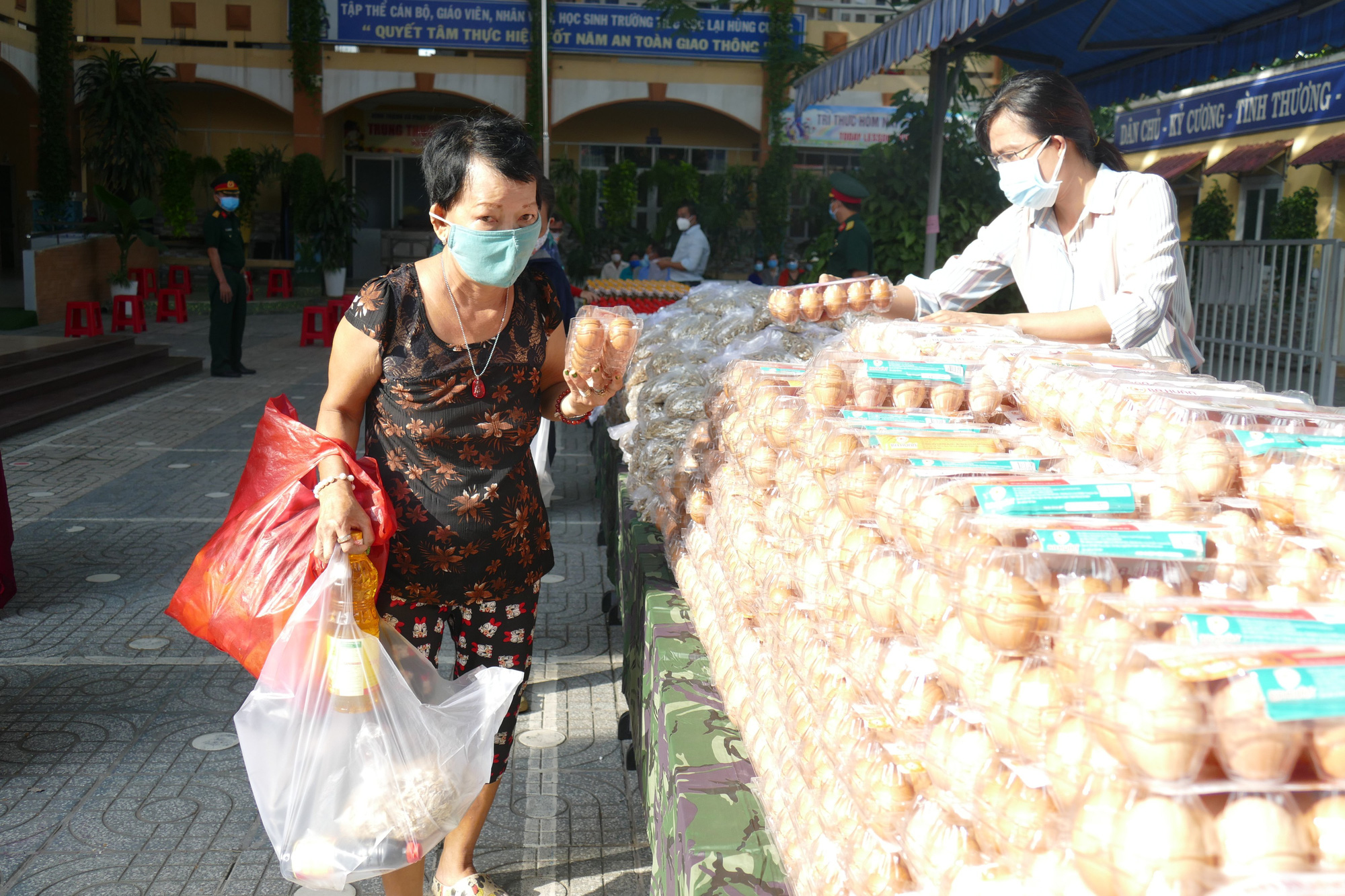 TP.HCM: Kiên cường trong tâm dịchBài 3: Bên nhau những ngày gian khó - Ảnh 1.