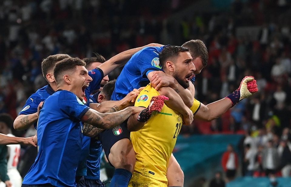 Khoảnh khắc &quot;người nhện&quot; Donnarumma cản phá 3 cú sút tuyển Anh giúp Italia vô địch Euro 2020 - Ảnh 3.