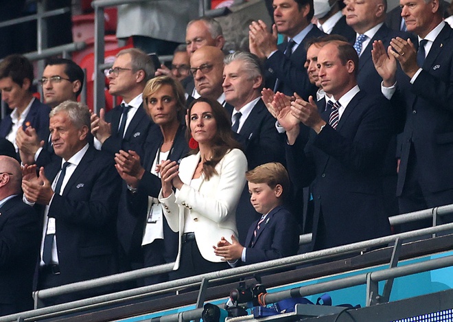 Beckham, Tom Cruise và dàn khách VIP trên khán đài sân Wembley - Ảnh 3.