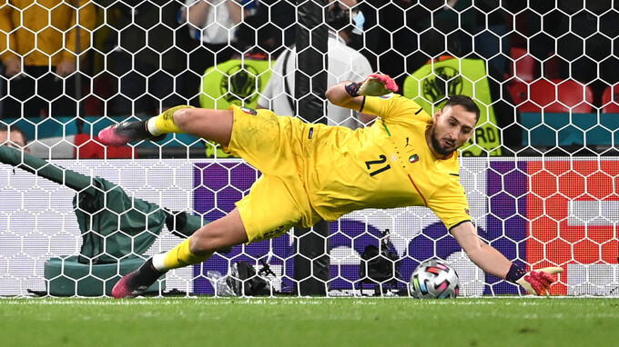 Khoảnh khắc &quot;người nhện&quot; Donnarumma cản phá 2 cú sút luân lưu giúp Italia vô địch Euro 2020 - Ảnh 4.