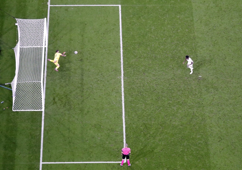 Khoảnh khắc &quot;người nhện&quot; Donnarumma cản phá 2 cú sút luân lưu giúp Italia vô địch Euro 2020 - Ảnh 3.