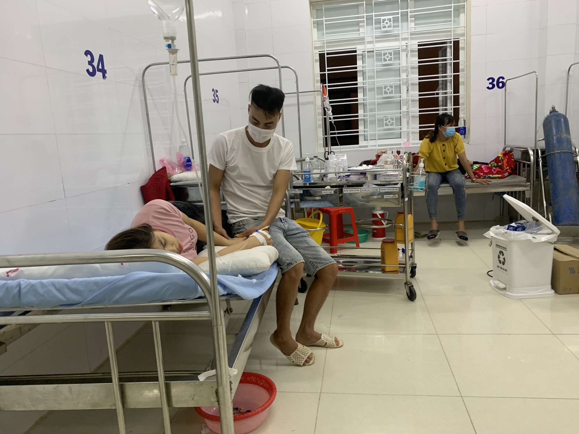 Lào Cai: Hơn 60 công nhân nhập viện sau bữa ăn tăng ca - Ảnh 1.