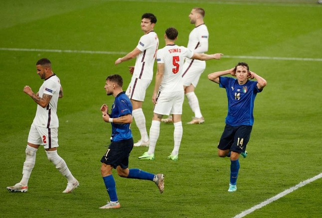 Italia đá bình tĩnh dù bị dẫn bàn.