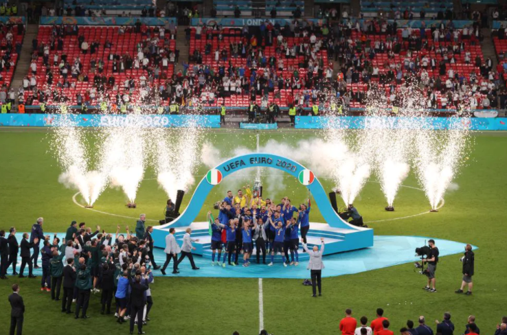 CHÙM ẢNH: Italia ăn mừng chức vô địch EURO 2020 ngay tại Wembley - Ảnh 6.