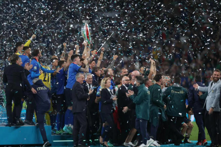 CHÙM ẢNH: Italia ăn mừng chức vô địch EURO 2020 ngay tại Wembley - Ảnh 4.