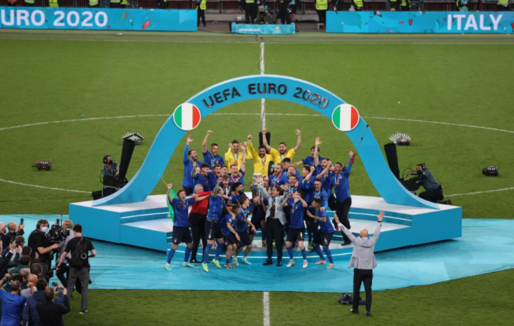 CHÙM ẢNH: Italia ăn mừng chức vô địch EURO 2020 ngay tại Wembley - Ảnh 3.
