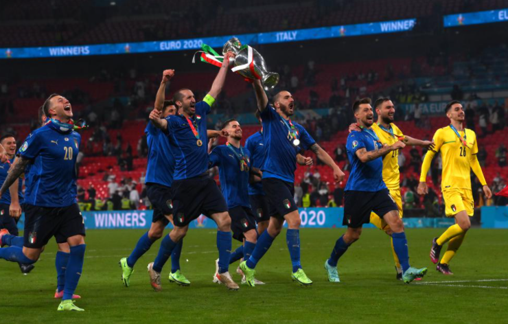 CHÙM ẢNH: Italia ăn mừng chức vô địch EURO 2020 ngay tại Wembley - Ảnh 5.