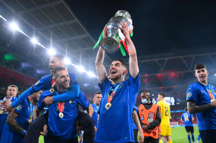 CHÙM ẢNH: Italia ăn mừng chức vô địch EURO 2020 ngay tại Wembley - Ảnh 4.