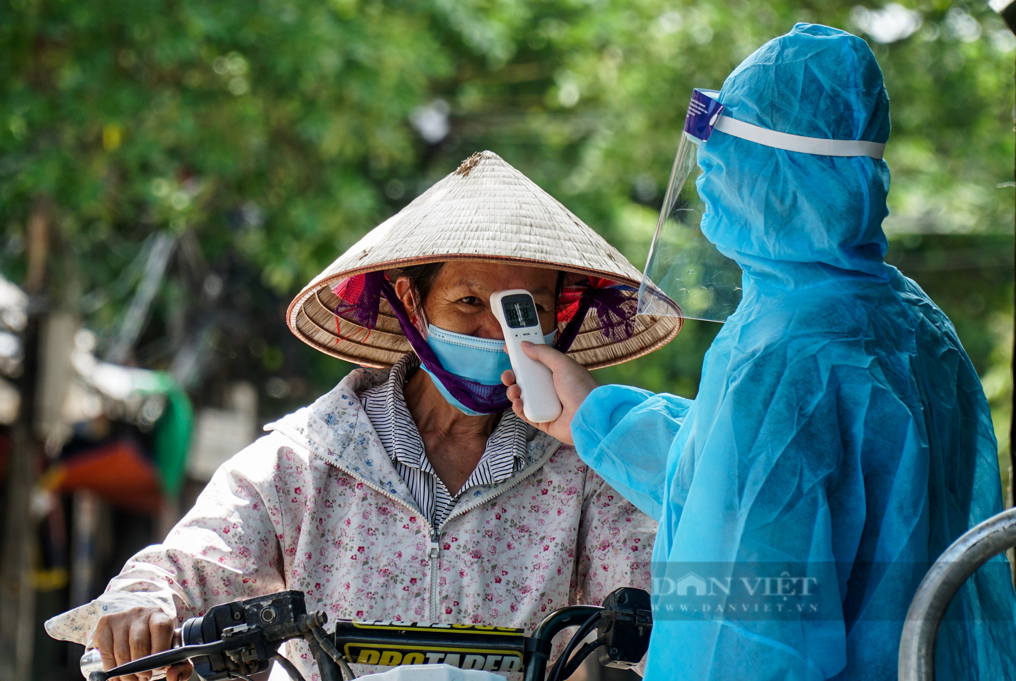 Toàn cảnh 1 thôn hơn 2.000 dân của Hà Nội bị cách ly y tế - Ảnh 3.