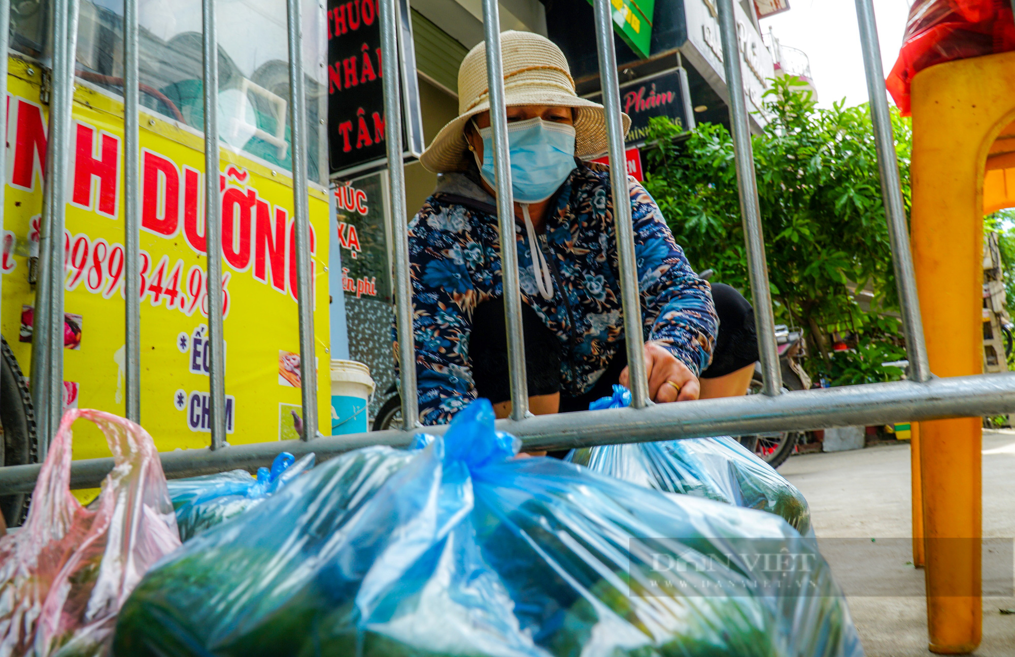 Toàn cảnh 1 thôn hơn 2.000 dân của Hà Nội bị cách ly y tế - Ảnh 11.