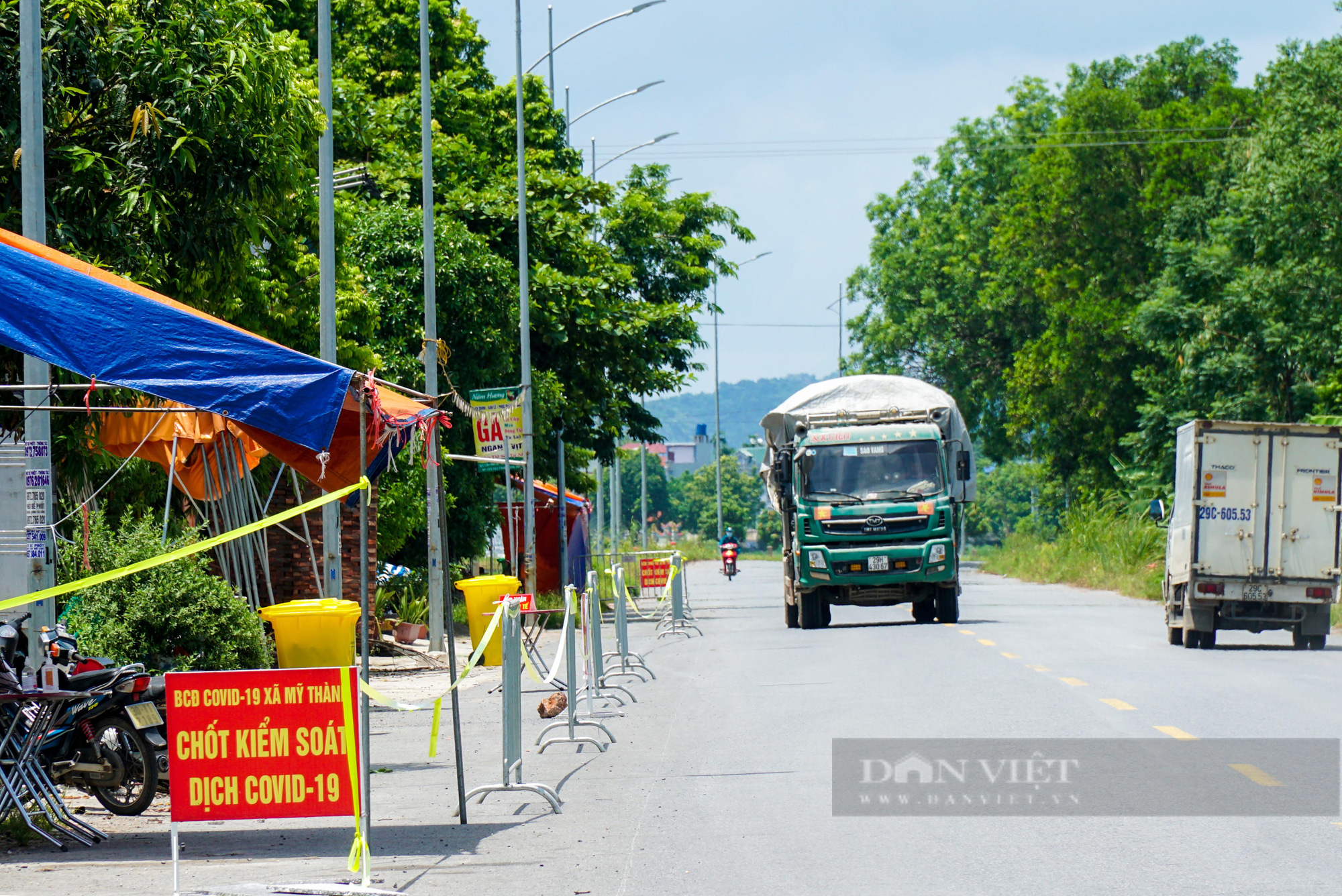 Toàn cảnh 1 thôn hơn 2.000 dân của Hà Nội bị cách ly y tế - Ảnh 1.