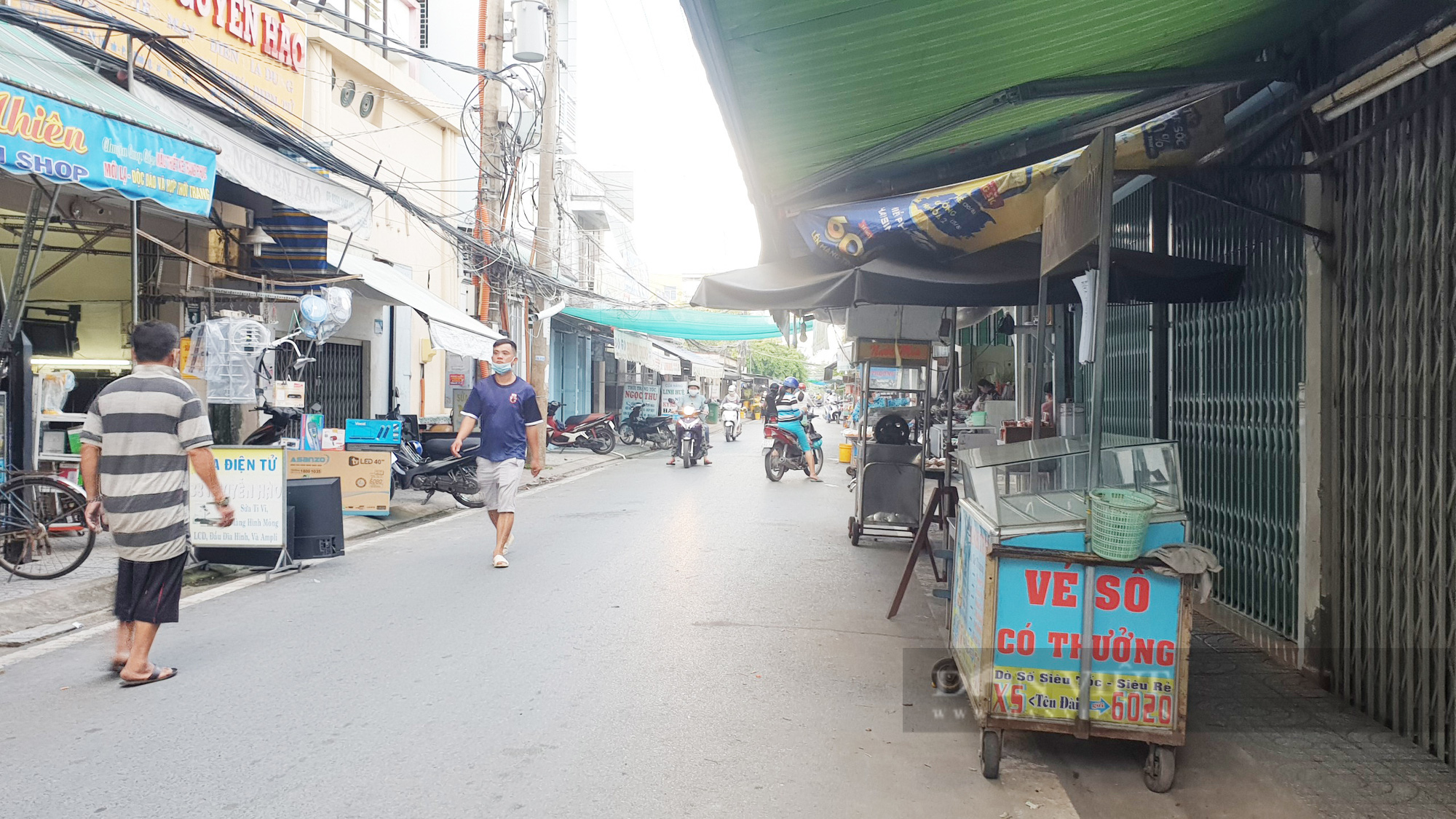 Ngày đầu giãn cách xã hội ở Cần Thơ: Chợ bắt đầu vắng khách, quán cà phê đóng cửa - Ảnh 1.