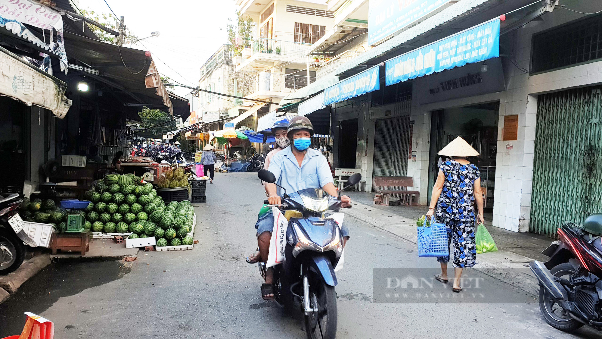 Ngày đầu giãn cách xã hội ở Cần Thơ: Chợ bắt đầu vắng khách, quán cà phê đóng cửa - Ảnh 2.