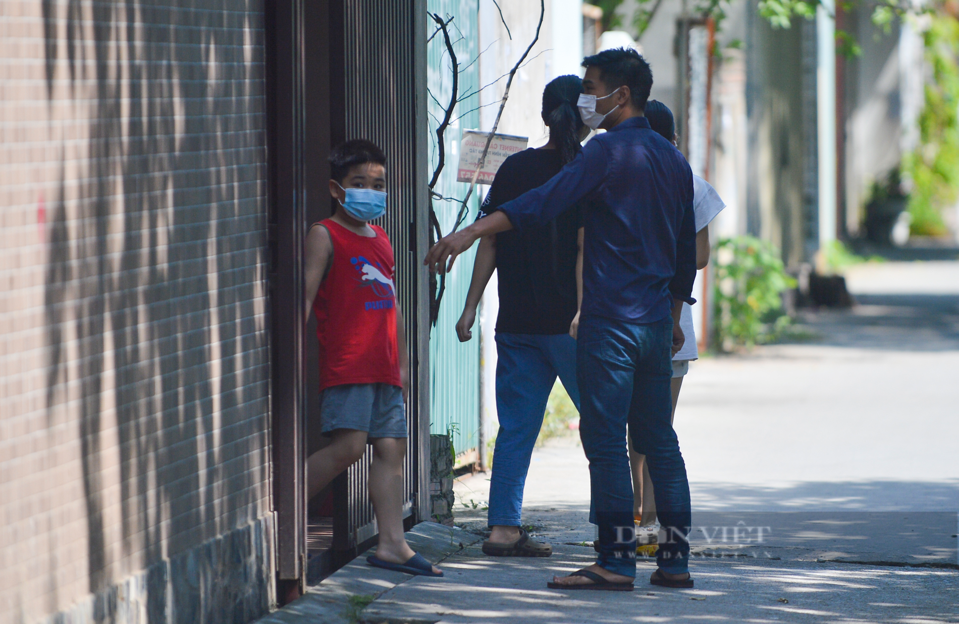 Hà Nội: Nhân viên y tế gọi cửa từng nhà đi xét nghiệm trong con ngõ bị phong tỏa ở Mỹ Đình - Ảnh 3.
