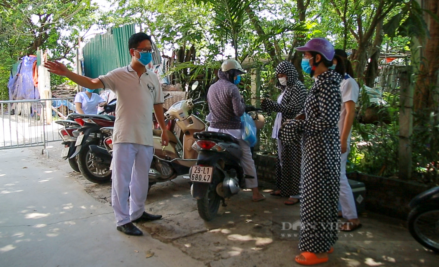 Hà Nội: Nhân viên y tế gọi cửa từng nhà đi xét nghiệm trong con ngõ bị phong tỏa ở Mỹ Đình - Ảnh 6.